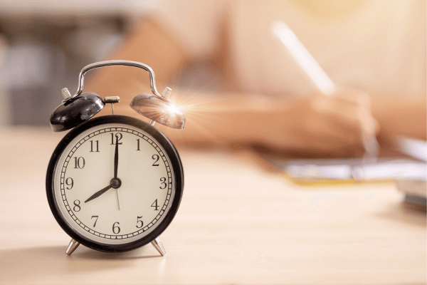 ¿Te confunden las preposiciones de tiempo en inglés? Aquí tienes la guía completa